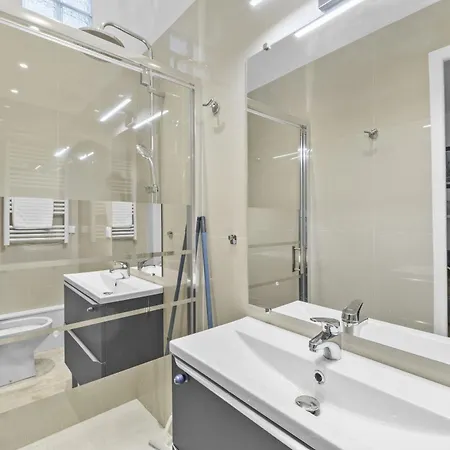 Rue D'antibes, Lit King Size Apartment *